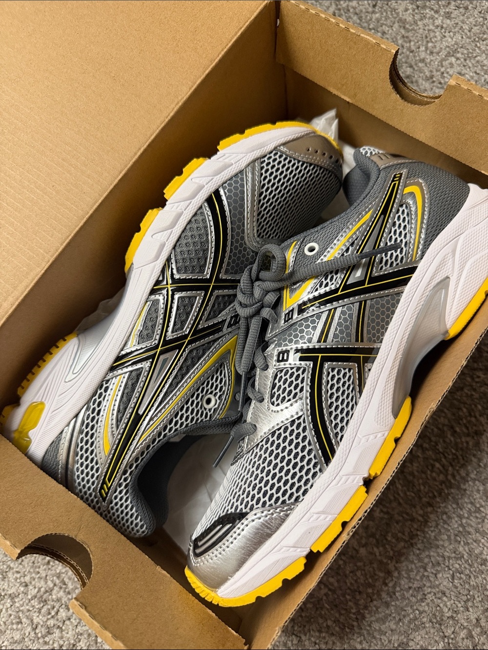 ASICS worn once men’s 7 / Women’s 8.5